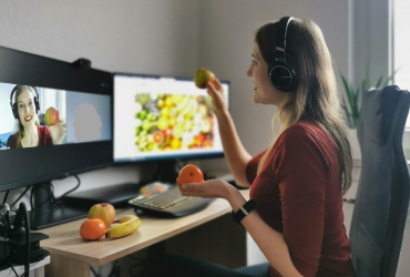 Profesora dando clase virtual en la escuela de español para niños en Berlín