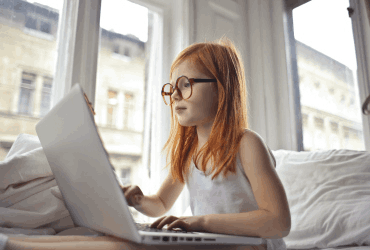 Niña estudiando español en línea en vivo en Berlin