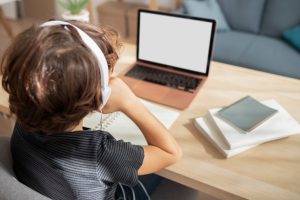 niño estudiando español de manera online